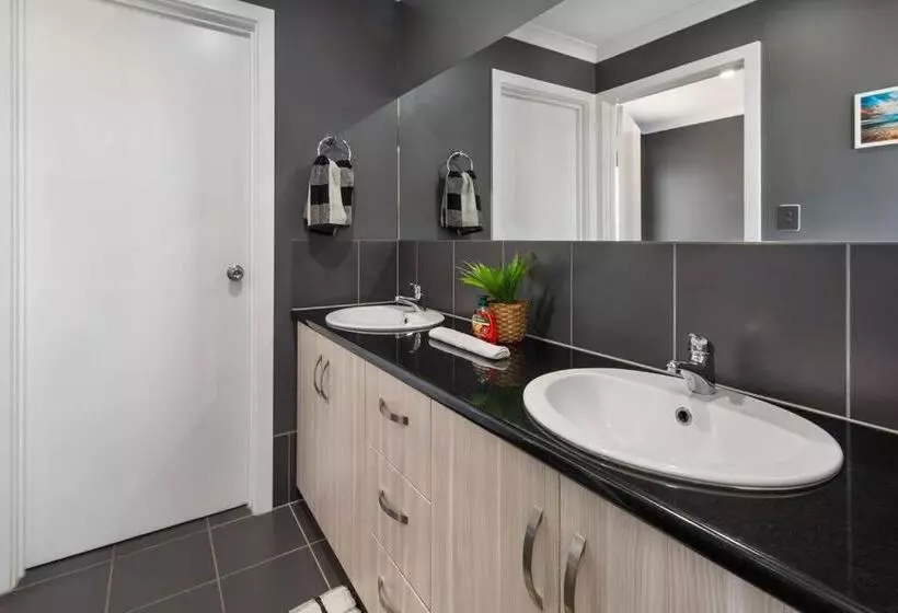 Oriana Grande  5 Bdrm Sleeps 14 Beach View Wifi