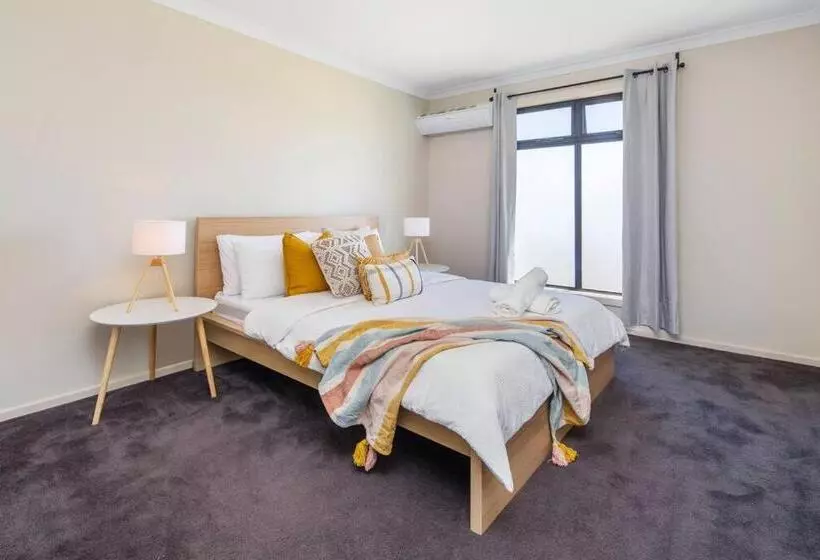 Oriana Grande  5 Bdrm Sleeps 14 Beach View Wifi