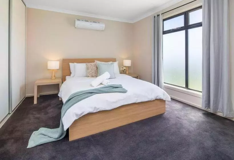 Oriana Grande  5 Bdrm Sleeps 14 Beach View Wifi