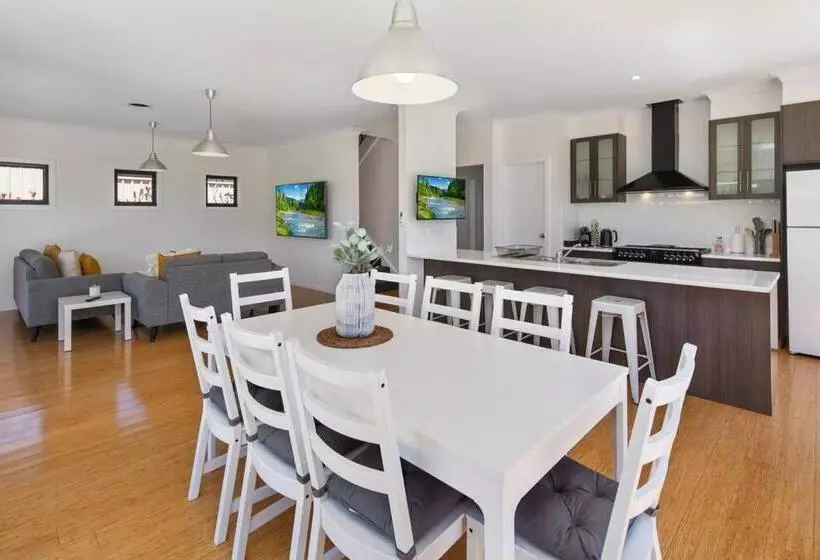 Oriana Grande  5 Bdrm Sleeps 14 Beach View Wifi