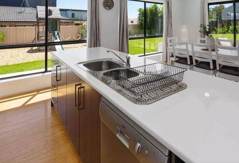 Oriana Grande  5 Bdrm Sleeps 14 Beach View Wifi