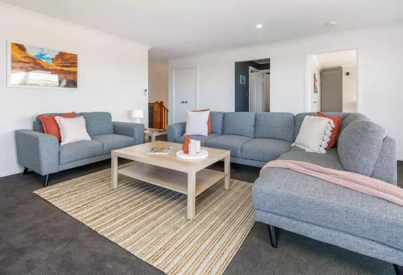 Oriana Grande  5 Bdrm Sleeps 14 Beach View Wifi