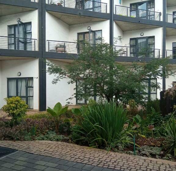 تختخواب و صبحانه Royal Stina Hotel Style With Swimming Pool