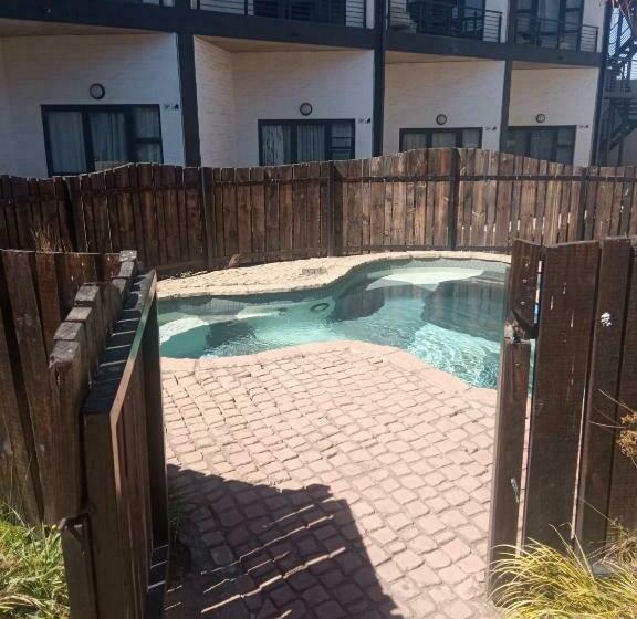 تختخواب و صبحانه Royal Stina Hotel Style With Swimming Pool