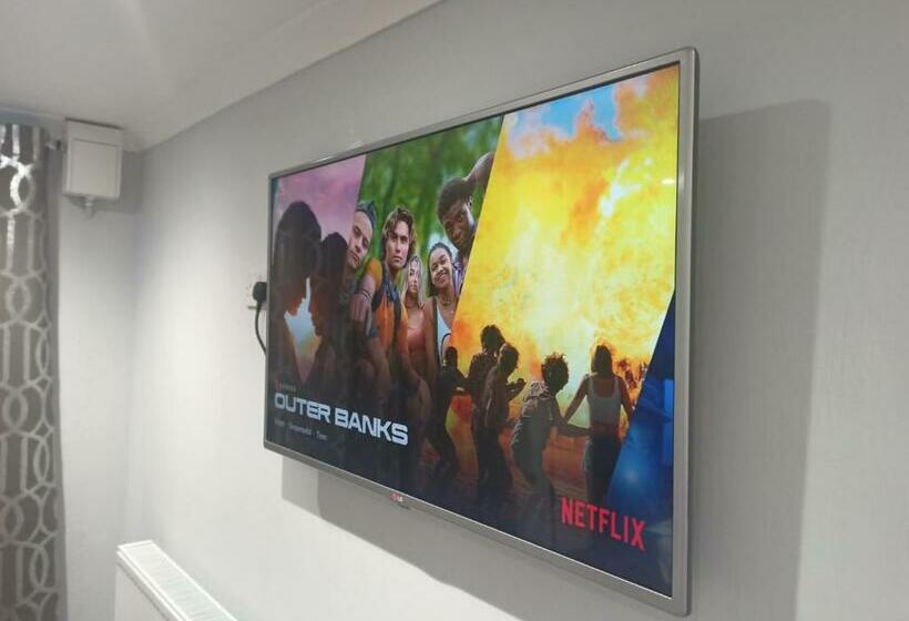 Homey Studio In Newport Perfect For Couples & Travelers