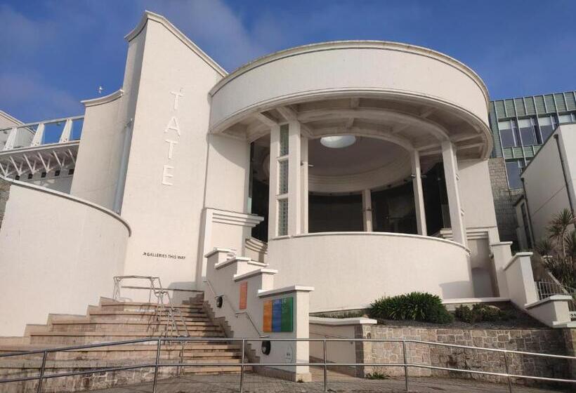 Cheerful Fisherman,s Cottage