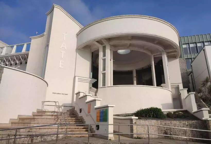 Cheerful Fisherman,s Cottage