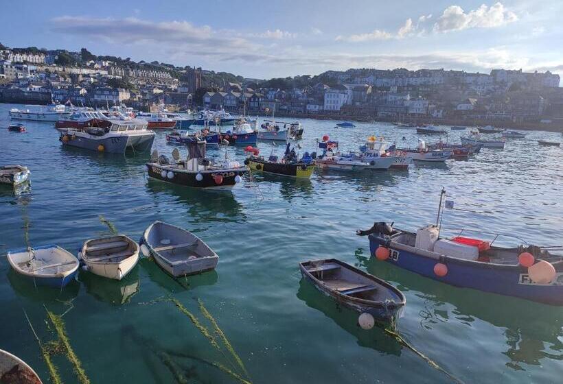 Cheerful Fisherman,s Cottage