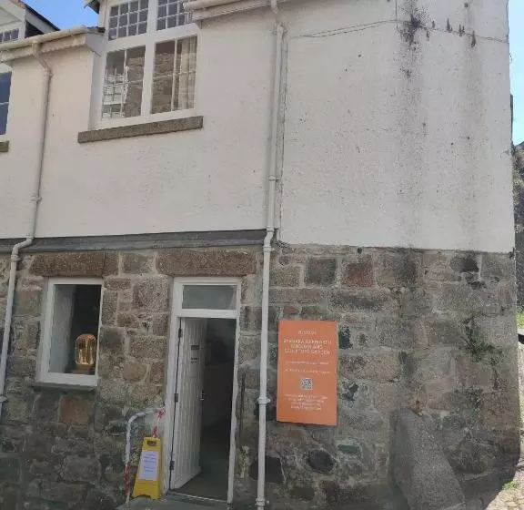 Cheerful Fisherman,s Cottage