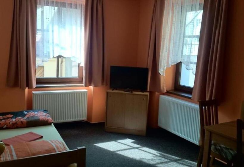 膳宿费 Penzion A Restaurace U Pošů