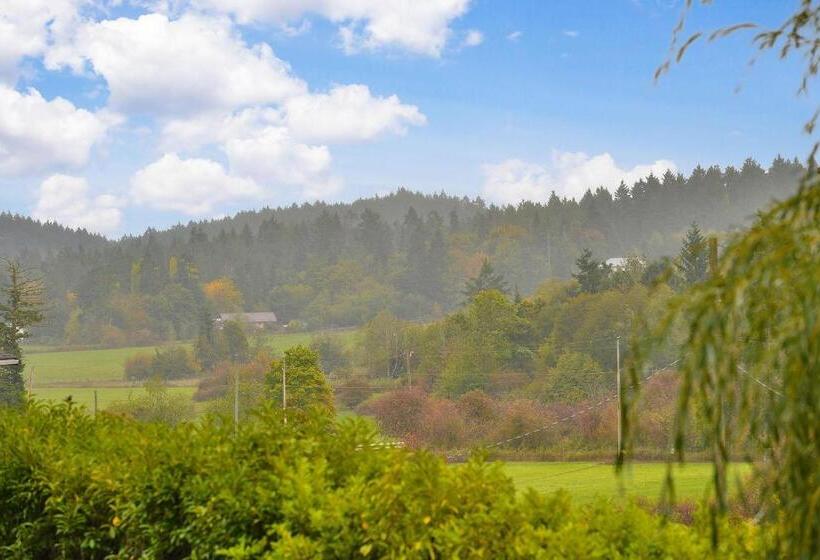 Cowichan Valley Country Escape