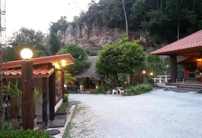 پانسیون นพรัตน์การ์เด้นฮิลล์