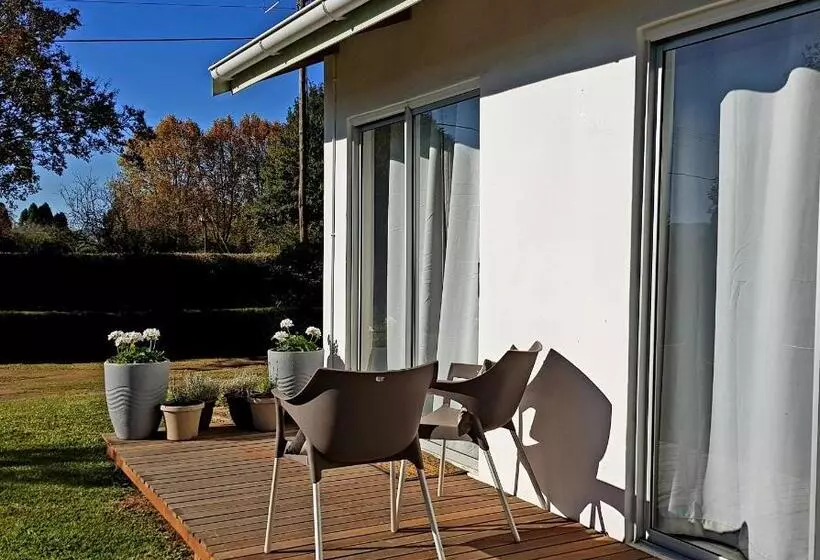 تختخواب و صبحانه The Cottage On The Corner