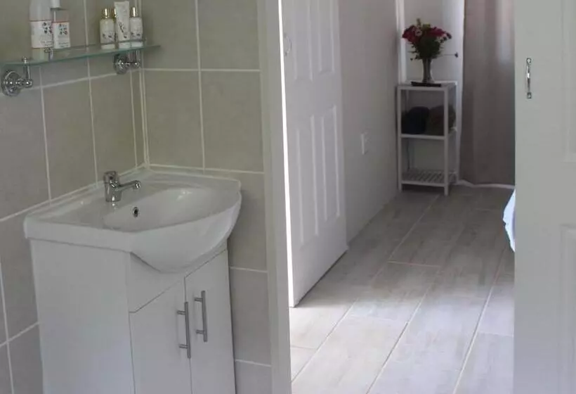 تختخواب و صبحانه The Cottage On The Corner