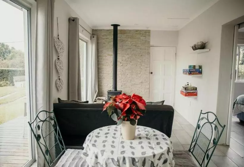 تختخواب و صبحانه The Cottage On The Corner