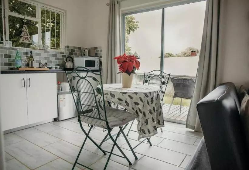 تختخواب و صبحانه The Cottage On The Corner