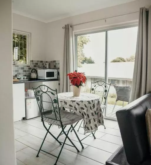 تختخواب و صبحانه The Cottage On The Corner