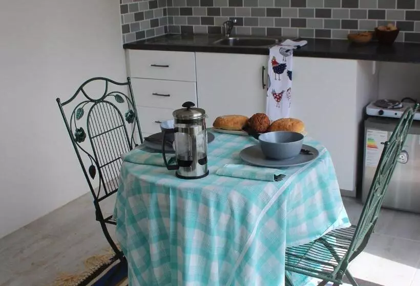 تختخواب و صبحانه The Cottage On The Corner