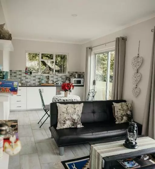 تختخواب و صبحانه The Cottage On The Corner