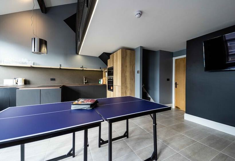 The Luxury Penthouse By Sasco Apartments