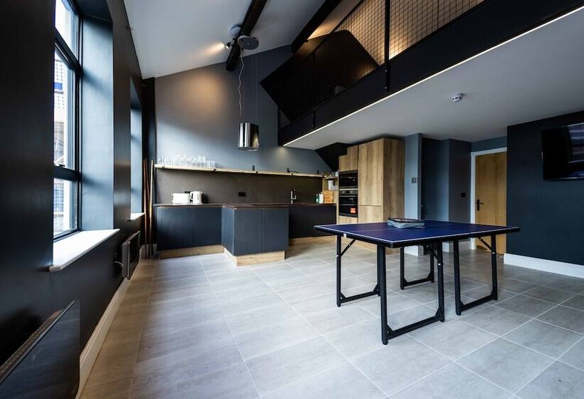 The Luxury Penthouse By Sasco Apartments