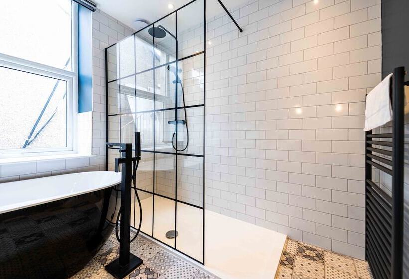 The Luxury Penthouse By Sasco Apartments