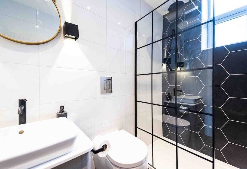 The Luxury Penthouse By Sasco Apartments