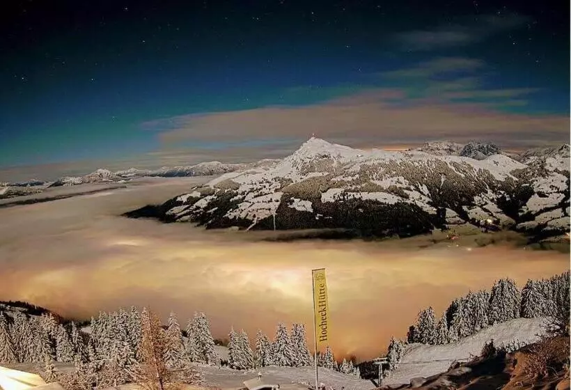 هاستل Hocheckhuette On Top Of The Kitzbuehel Hahnenkamm Mountain