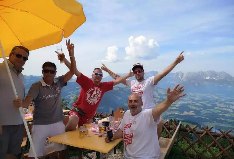 هاستل Hocheckhuette On Top Of The Kitzbuehel Hahnenkamm Mountain