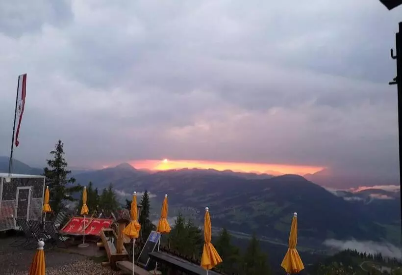 هاستل Hocheckhuette On Top Of The Kitzbuehel Hahnenkamm Mountain