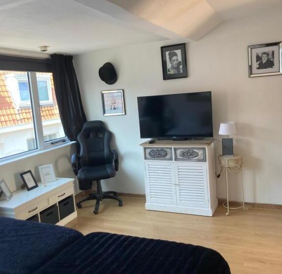 Beach House Hollywood