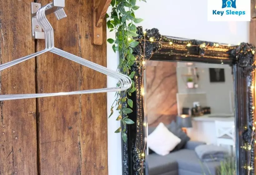 Keysleeps Studio Apartment   Northamptonshire   Leisure & Contractors