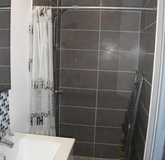 민박 Les Chambres Du Roc