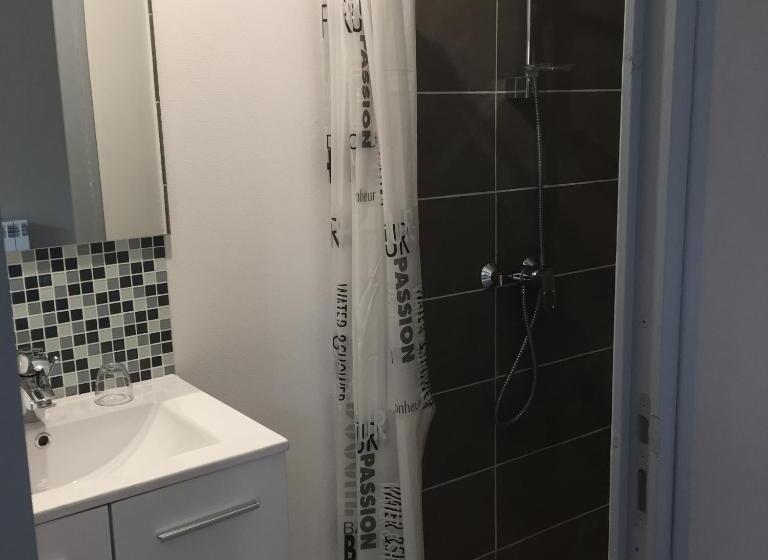 민박 Les Chambres Du Roc