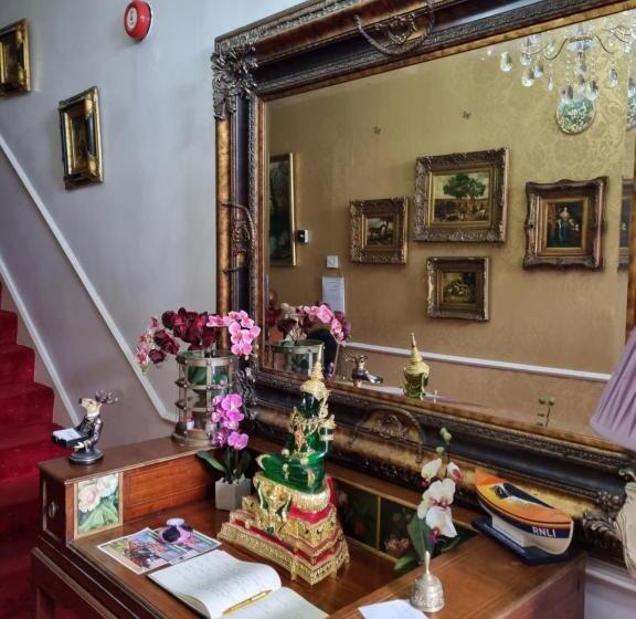 بنسيون Bluebells Guest House