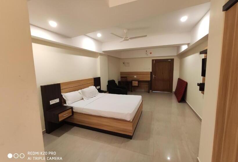 בית מלון כפרי Sree Gokulam Apartments