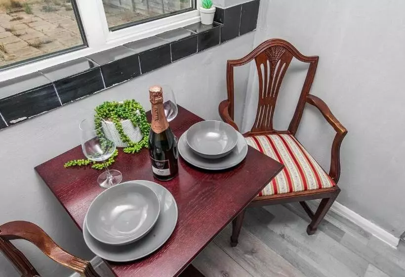 The Comfy Resort, Free Private Parking & Wifi, 9 Beds