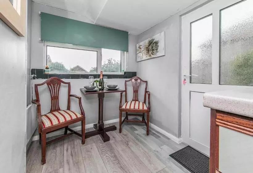 The Comfy Resort, Free Private Parking & Wifi, 9 Beds