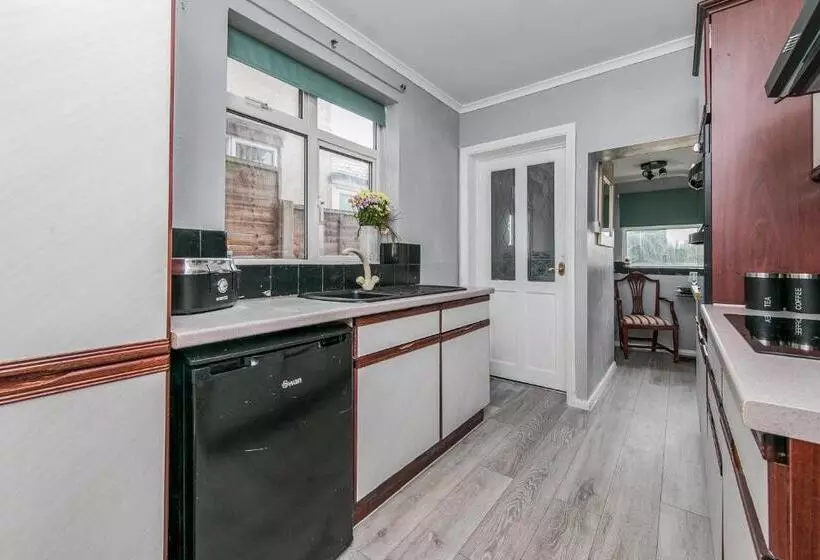 The Comfy Resort, Free Private Parking & Wifi, 9 Beds