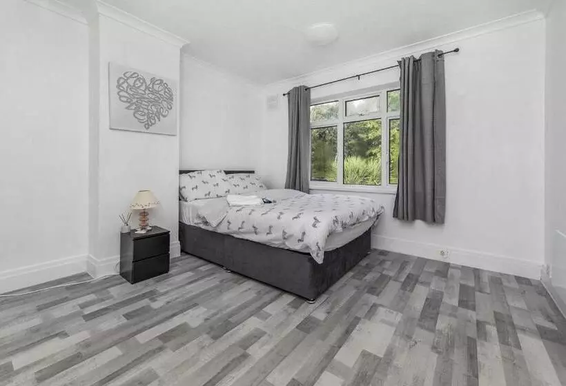 The Comfy Resort, Free Private Parking & Wifi, 9 Beds