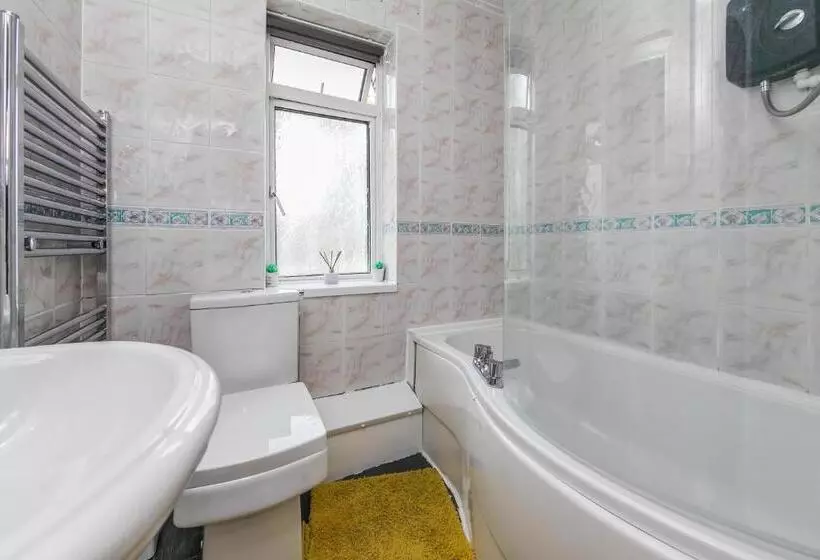 The Comfy Resort, Free Private Parking & Wifi, 9 Beds