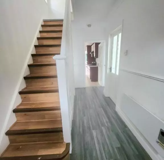 The Comfy Resort, Free Private Parking & Wifi, 9 Beds