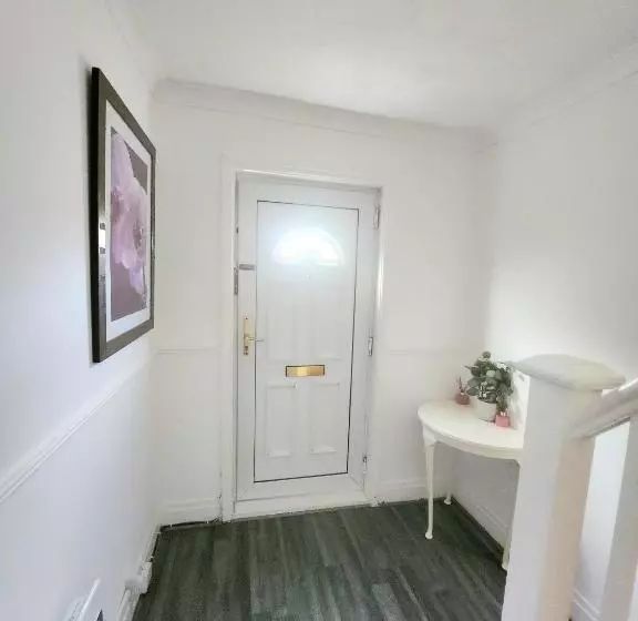 The Comfy Resort, Free Private Parking & Wifi, 9 Beds