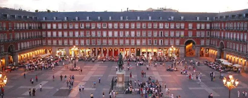 تختخواب و صبحانه La Reina De Gran Via   Parking Tph