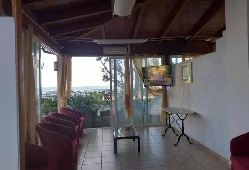 ペンション Room In Bb   Spacious Double Room Beside The Sea