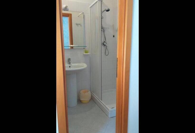 פנסיון Room In Bb Spacious Double Room Beside The Sea