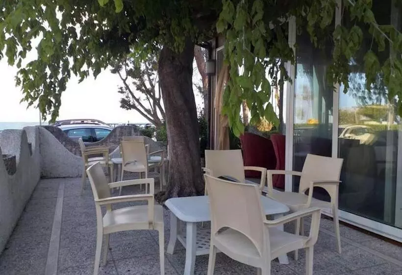 ペンション Room In Bb   Spacious Double Room Beside The Sea