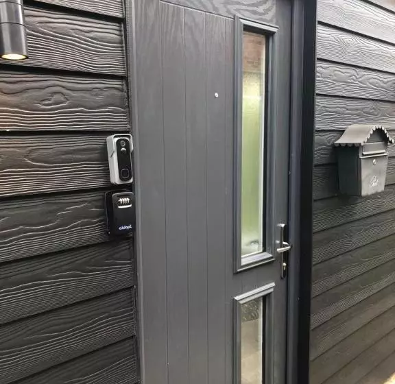 Unique One Bed Contemporary Bungalow Town Centre