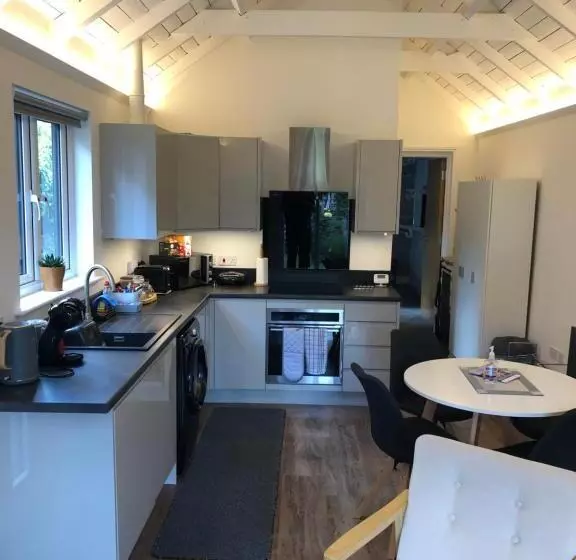 Unique One Bed Contemporary Bungalow Town Centre