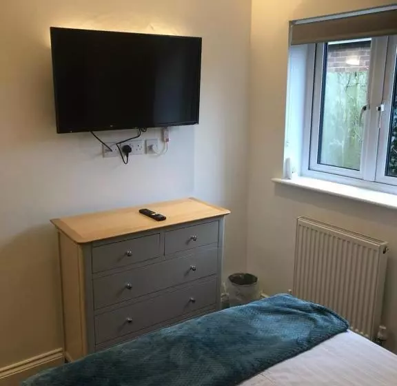 Unique One Bed Contemporary Bungalow Town Centre